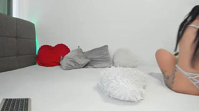 Snapshot of AlenaBay chatting on 05.18.26 AlenaBay online show from 05.18.26