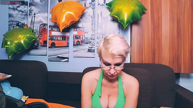 Snapshot of HelgaHimmell chatting on 11.12.25 HelgaHimmell online show from 11.12.25