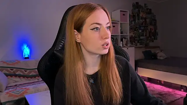 Snapshot of LinaWitch chatting on 10.15.25 LinaWitch online show from 10.15.25