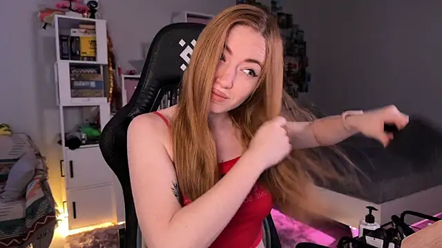 Snapshot of LinaWitch chatting on 10.24.25 LinaWitch online show from 10.24.25