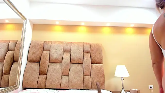 Snapshot of MiiaHot chatting on 11.08.25 MiiaHot online show from 11.08.25