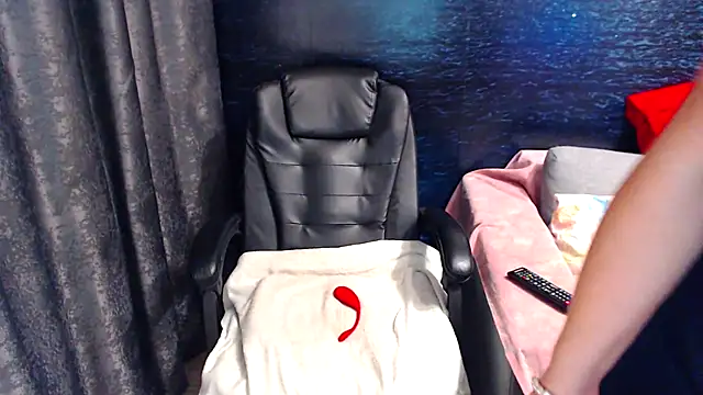 LadyAverrySquirt11 online show from 01.17.25