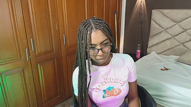 Snapshot of Raquel_jones chatting on 09.29.25 Raquel jones online show from 09.29.25