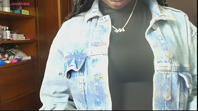 Snapshot of Raquel_jones chatting on 10.03.25 Raquel jones online show from 10.03.25