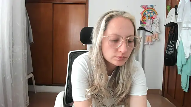 Snapshot of Adele_johnsonn1 chatting on 11.06.25 Adele johnsonn1 online show from 11.06.25