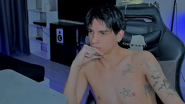 Snapshot of MarkBrowniii chatting on 12.20.25 MarkBrowniii online show from 12.20.25