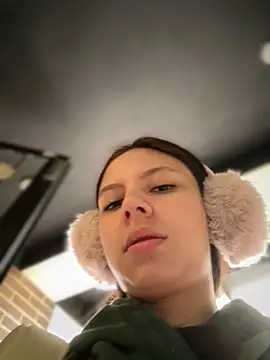 Snapshot of Bonniepark chatting on 10.07.25 Bonniepark online show from 10.07.25