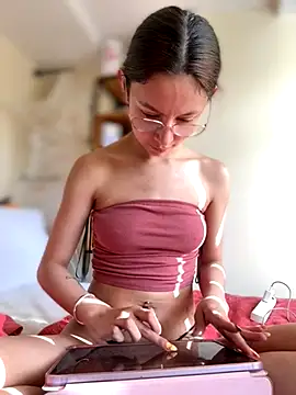 Snapshot of Bonniepark chatting on 11.04.25 Bonniepark online show from 11.04.25