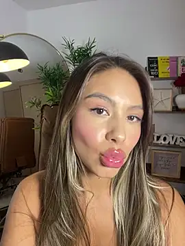  laura 02 online show from 03.16.25