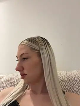 Snapshot of LuisaBecker chatting on 03.10.25 LuisaBecker online show from 03.10.25
