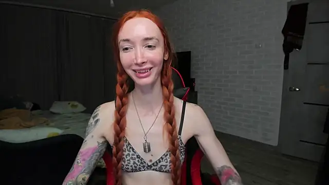 Snapshot of Roxy_Silver chatting on 11.04.25 Roxy Silver online show from 11.04.25