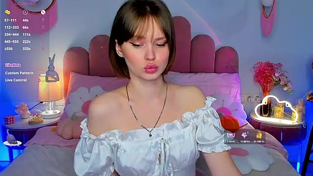 Snapshot of MaryLew chatting on 10.12.25 MaryLew online show from 10.12.25