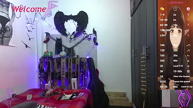 Snapshot of _Hanna_white_ chatting on 11.08.25 Hanna white online show from 11.08.25