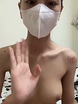 Snapshot of Lucy-Gold chatting on 10.05.25 Lucy-Gold online show from 10.05.25