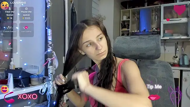 Snapshot of _Nika_Kik chatting on 10.13.25 Nika Kik online show from 10.13.25