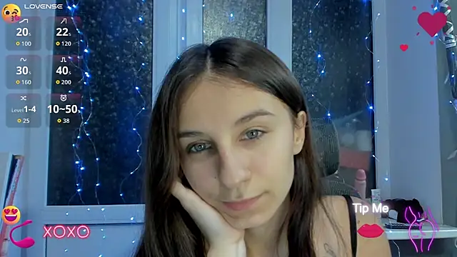 Snapshot of _Nika_Kik chatting on 10.18.25 Nika Kik online show from 10.18.25