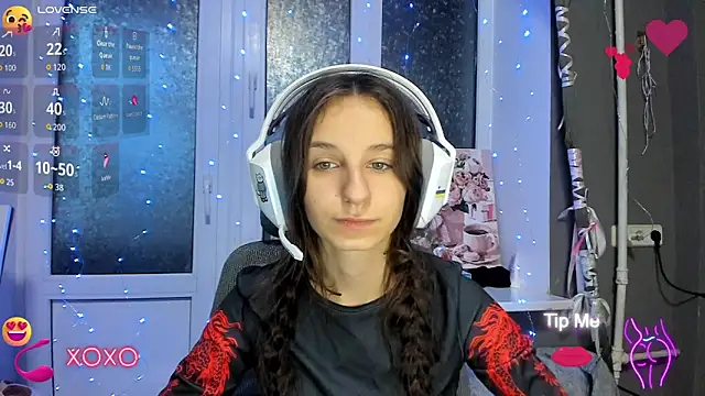 Snapshot of _Nika_Kik chatting on 10.20.25 Nika Kik online show from 10.20.25