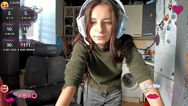 Snapshot of _Nika_Kik chatting on 10.24.25 Nika Kik online show from 10.24.25