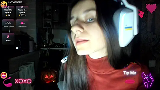 Snapshot of _Nika_Kik chatting on 10.26.25 Nika Kik online show from 10.26.25