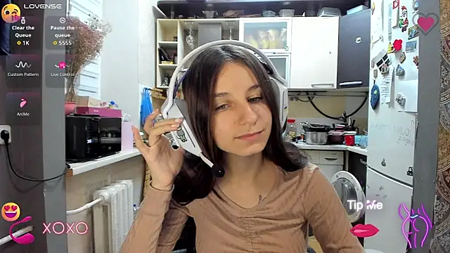 Snapshot of _Nika_Kik chatting on 10.27.25 Nika Kik online show from 10.27.25