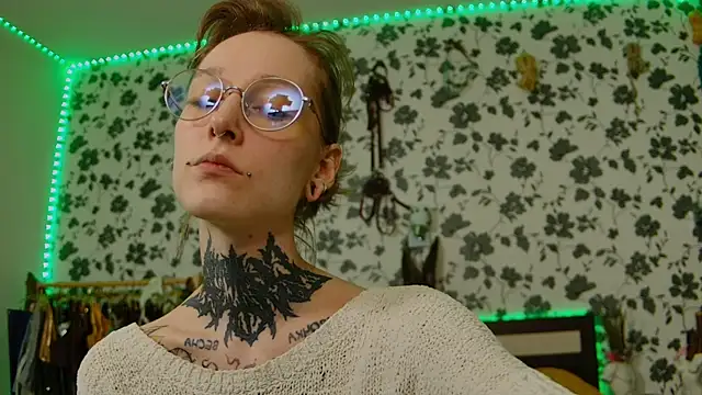 Snapshot of Littlespacemouse chatting on 09.29.25 Littlespacemouse online show from 09.29.25