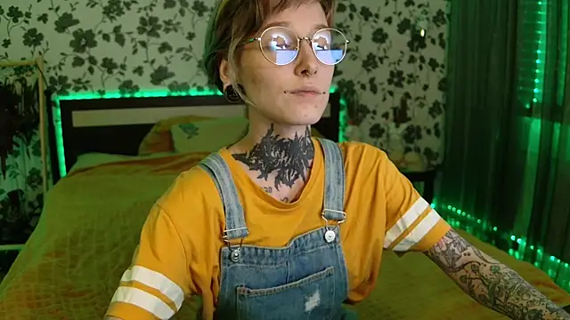 Snapshot of Littlespacemouse chatting on 10.13.25 Littlespacemouse online show from 10.13.25