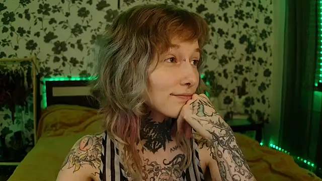 Snapshot of Littlespacemouse chatting on 10.19.25 Littlespacemouse online show from 10.19.25