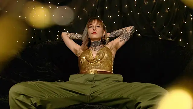 Snapshot of Littlespacemouse chatting on 10.27.25 Littlespacemouse online show from 10.27.25