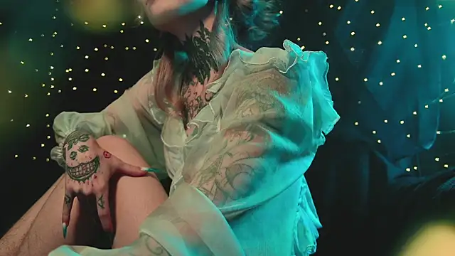 Snapshot of Littlespacemouse chatting on 10.29.25 Littlespacemouse online show from 10.29.25