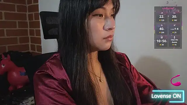 Snapshot of Caroll_Luna chatting on 10.04.25 Caroll Luna online show from 10.04.25
