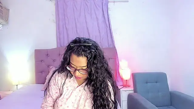 Snapshot of Latinabombsheell chatting on 04.28.26 Latinabombsheell online show from 04.28.26