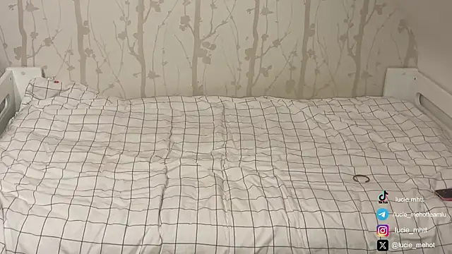 Snapshot of lucie_mehott chatting on 09.24.25 lucie mehott online show from 09.24.25