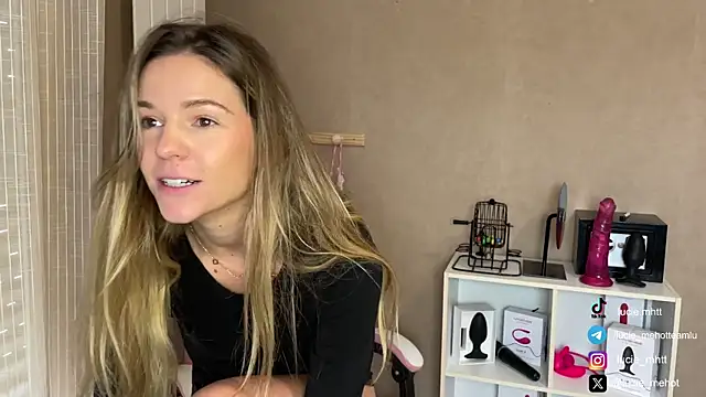 Snapshot of lucie_mehott chatting on 09.25.25 lucie mehott online show from 09.25.25