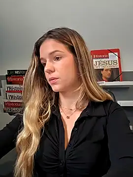 Snapshot of lucie_mehott chatting on 10.03.25 lucie mehott online show from 10.03.25