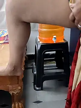 Snapshot of Januhot18 chatting on 12.18.24 Januhot18 online show from 12.18.24