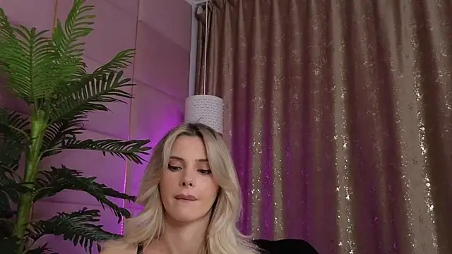 Snapshot of Elliblue chatting on 10.18.25 Elliblue online show from 10.18.25