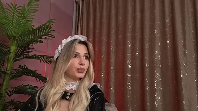 Snapshot of Elliblue chatting on 10.31.25 Elliblue online show from 10.31.25