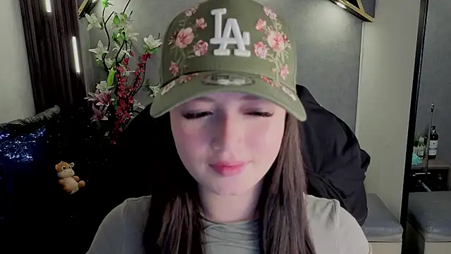 Snapshot of almma_shy chatting on 09.25.25 almma shy online show from 09.25.25