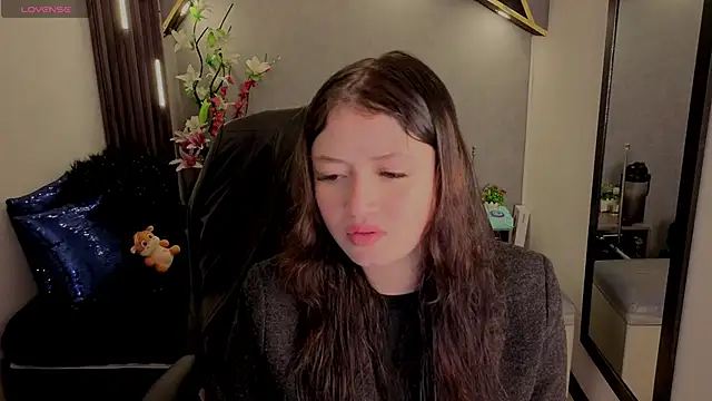 Snapshot of almma_shy chatting on 09.30.25 almma shy online show from 09.30.25