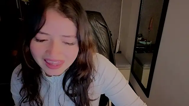 Snapshot of almma_shy chatting on 10.16.25 almma shy online show from 10.16.25