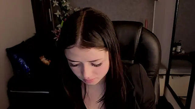 Snapshot of almma_shy chatting on 10.28.25 almma shy online show from 10.28.25