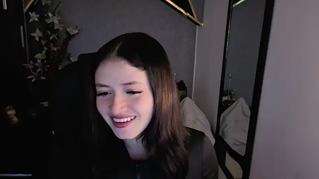 Snapshot of almma_shy chatting on 11.05.25 almma shy online show from 11.05.25