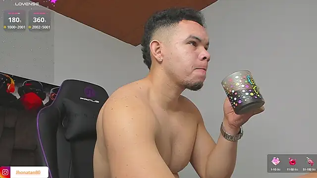 Snapshot of jhotta_fox chatting on 03.21.25 jhotta fox online show from 03.21.25