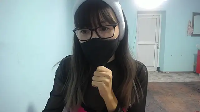 Snapshot of elllaaxx chatting on 10.28.25 elllaaxx online show from 10.28.25