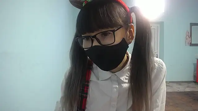 Snapshot of elllaaxx chatting on 10.30.25 elllaaxx online show from 10.30.25