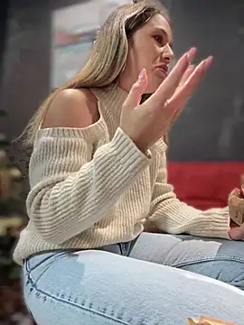 Snapshot of HotXMom chatting on 12.18.24 HotXMom online show from 12.18.24