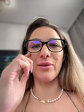 Snapshot of HotXMom chatting on 01.02.25 HotXMom online show from 01.02.25