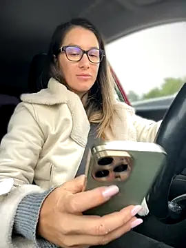 Snapshot of HotXMom chatting on 10.01.25 HotXMom online show from 10.01.25