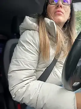 Snapshot of HotXMom chatting on 10.07.25 HotXMom online show from 10.07.25