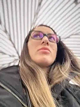 Snapshot of HotXMom chatting on 11.05.25 HotXMom online show from 11.05.25